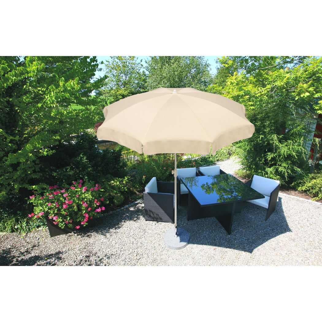 Beiger Sonnenschirm über einem Tisch mit Stühlen