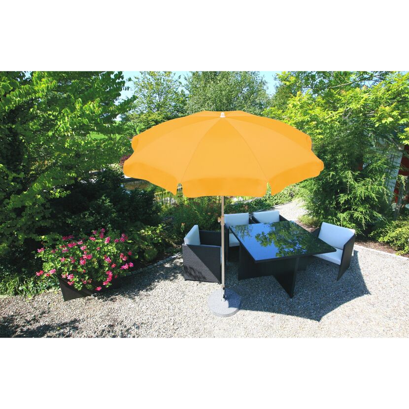 Gelber Sonnenschirm über Gartenmöbeln