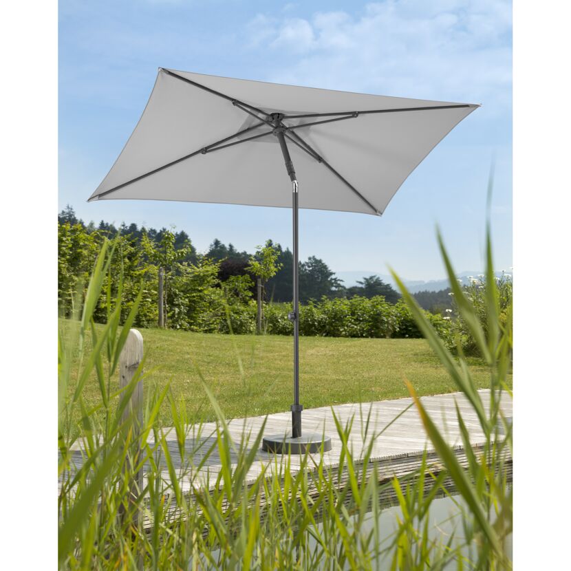Grauer Sonnenschirm Sevilla 240 x 140 im Garten