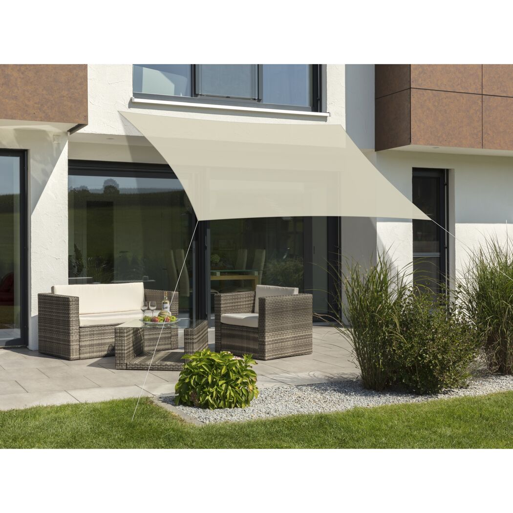 Beiges Sonnensegel über Gartensitzgruppe