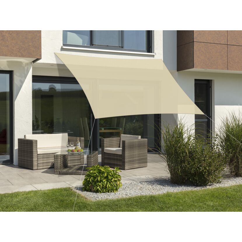 Beiges Sonnensegel über einer Terrasse