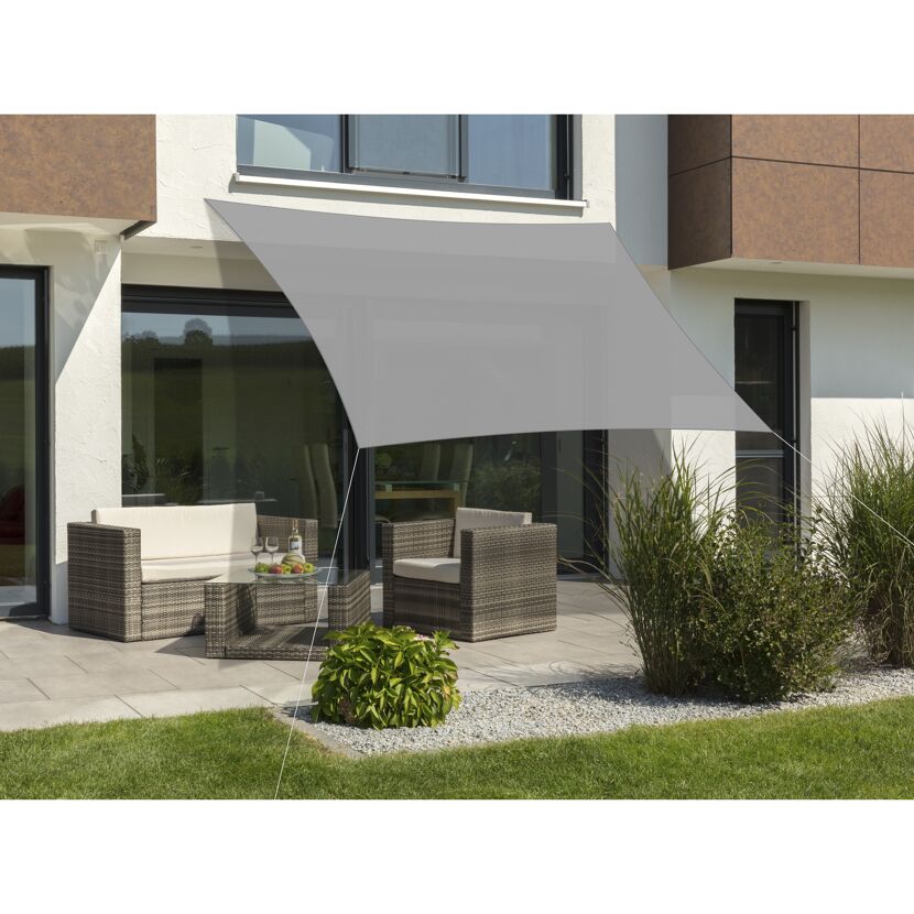 Graues Sonnensegel über Gartensitzgruppe
