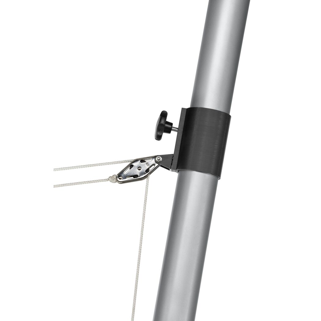 Seil mit Flaschenzug am Mast