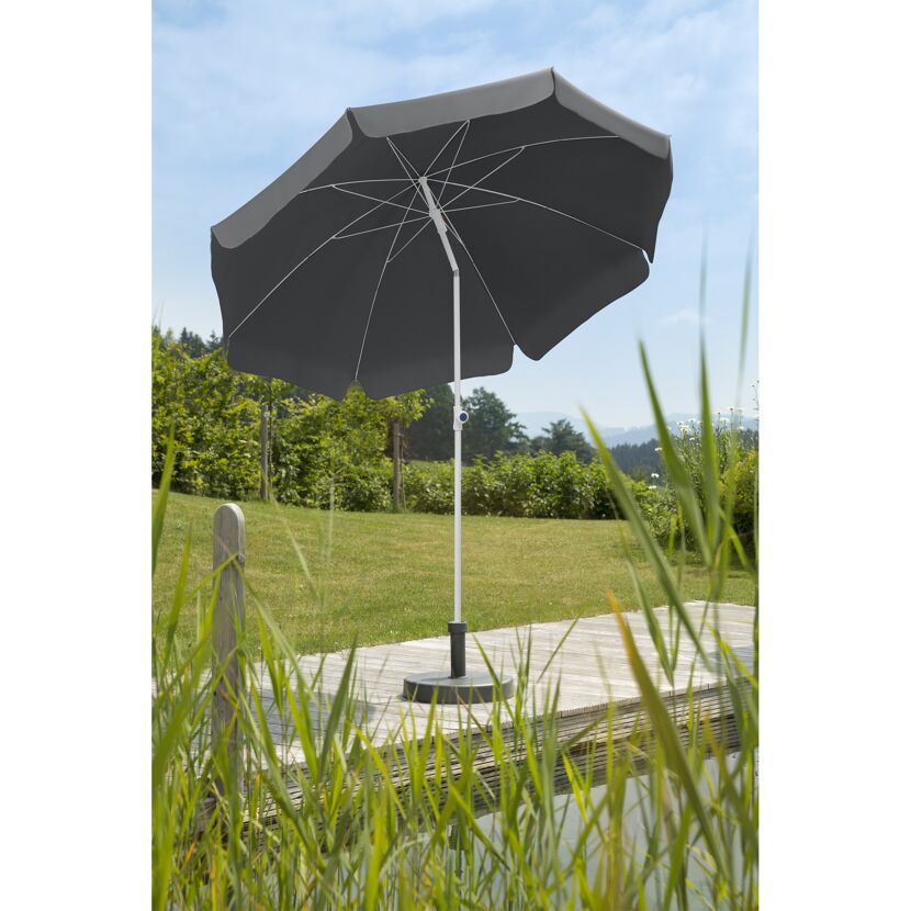 Grauer Sonnenschirm Ibiza 240/8 im Garten