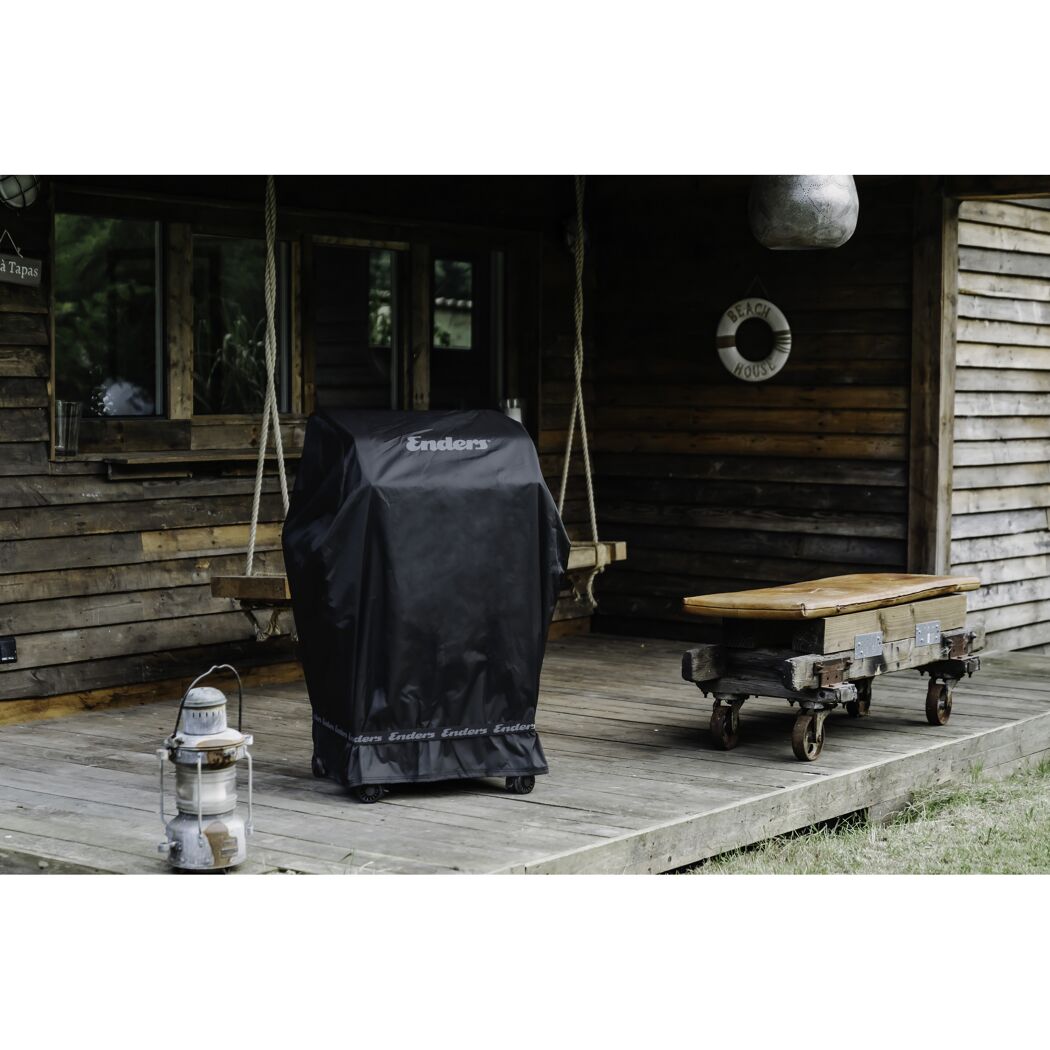 Abgedeckter Enders Gasgrill auf einer Holzterrasse