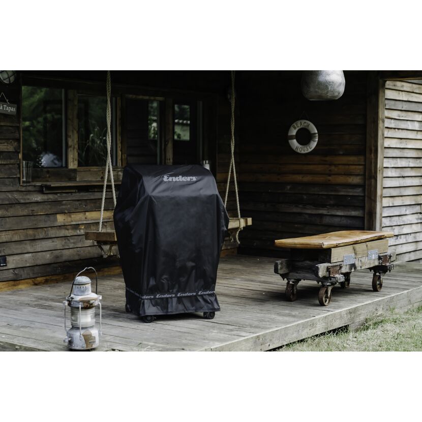 Abgedeckter Enders Gasgrill auf einer Holzterrasse