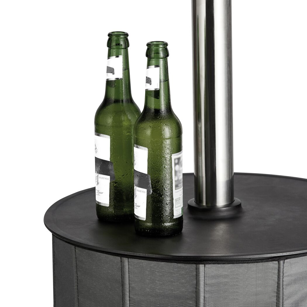 Zwei Flaschen Bier auf einem Terrassenheizgerät.