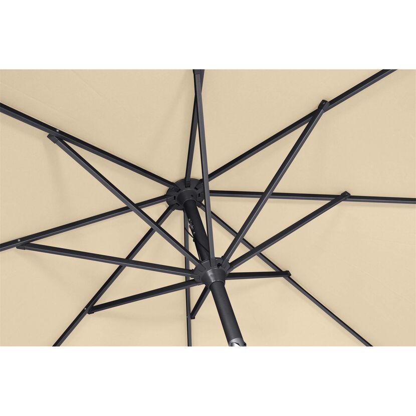 Unterseite eines beigefarbenen Sonnenschirms