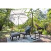 Gartenmöbel mit Sonnenschirm und kleinem Tisch auf Holzterrasse