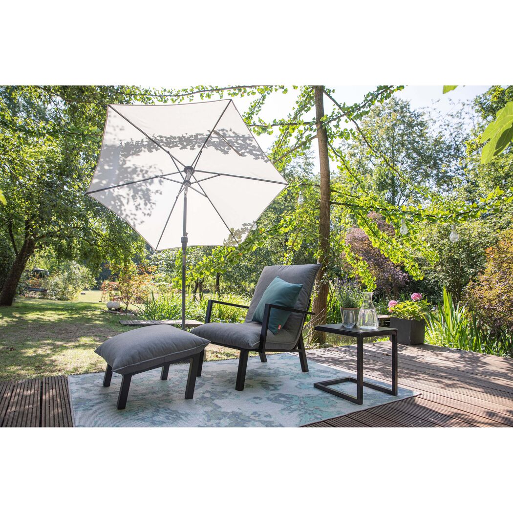 Gartenmöbel mit Sonnenschirm und kleinem Tisch auf Holzterrasse