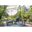 Gartenmöbel mit Sonnenschirm und kleinem Tisch auf Holzterrasse