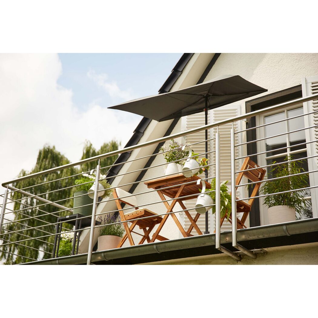 Balkon mit Tisch, Stühlen und Sonnenschirm