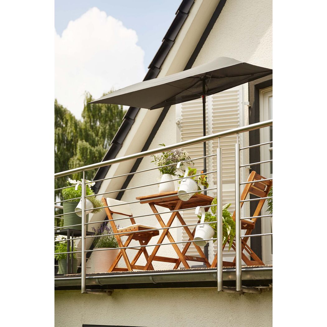 Balkon mit Tisch, Stühlen und Sonnenschirm