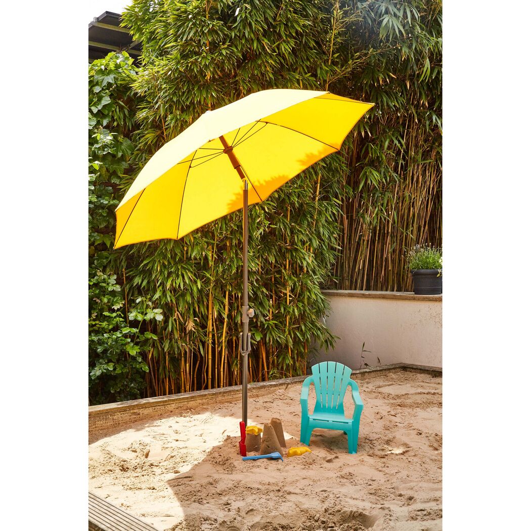 Gelber Sonnenschirm im Sandkasten