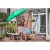 Schaukelstuhl und Sonnenschirm auf einer Terrasse