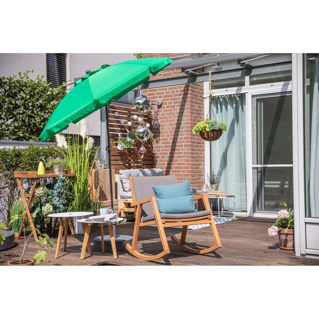 Schaukelstuhl und Sonnenschirm auf einer Terrasse