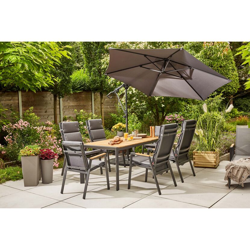 Gartenmöbel-Set mit Tisch, Stühlen und Ampelschirm