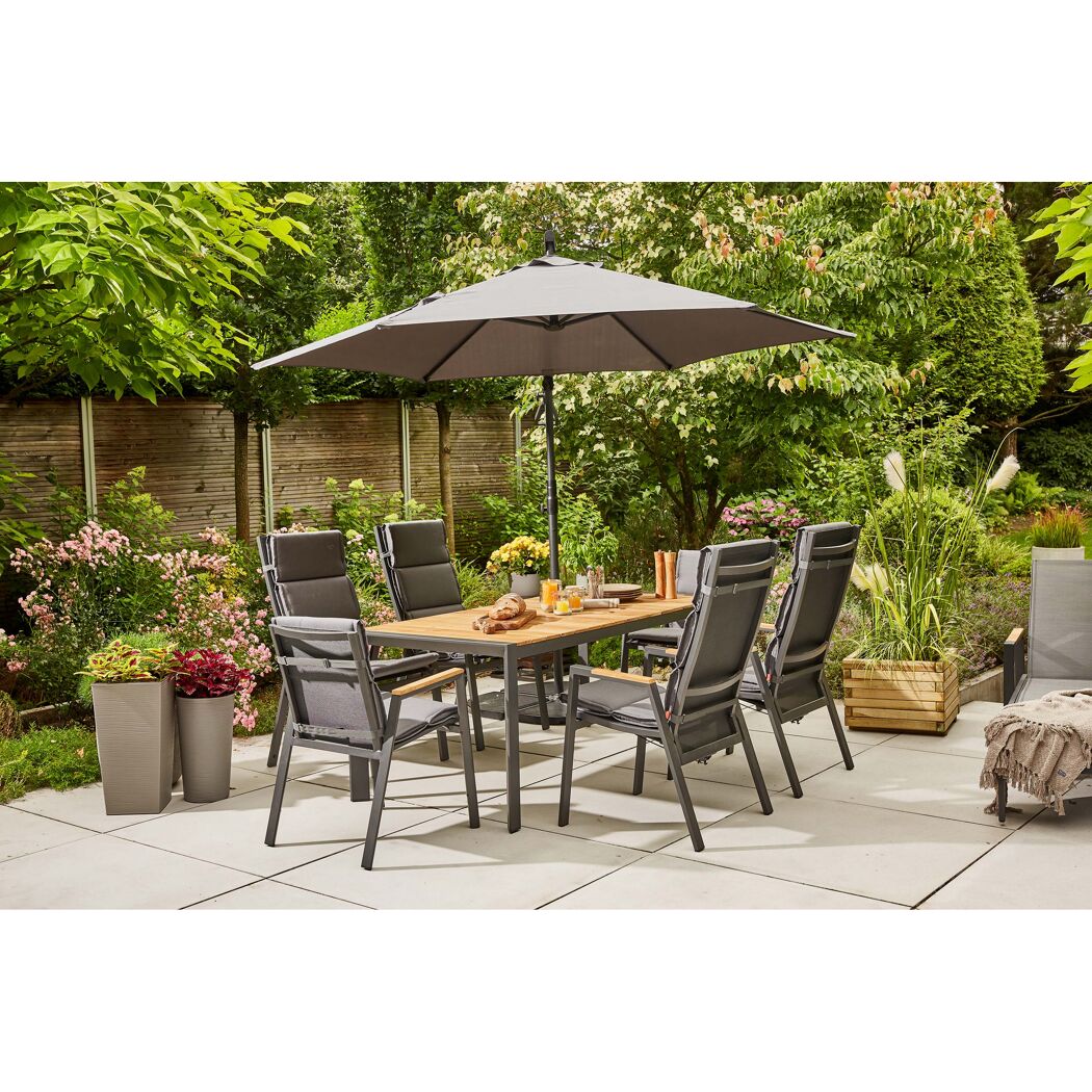 Gartenmöbel-Set mit Tisch, Stühlen und Sonnenschirm