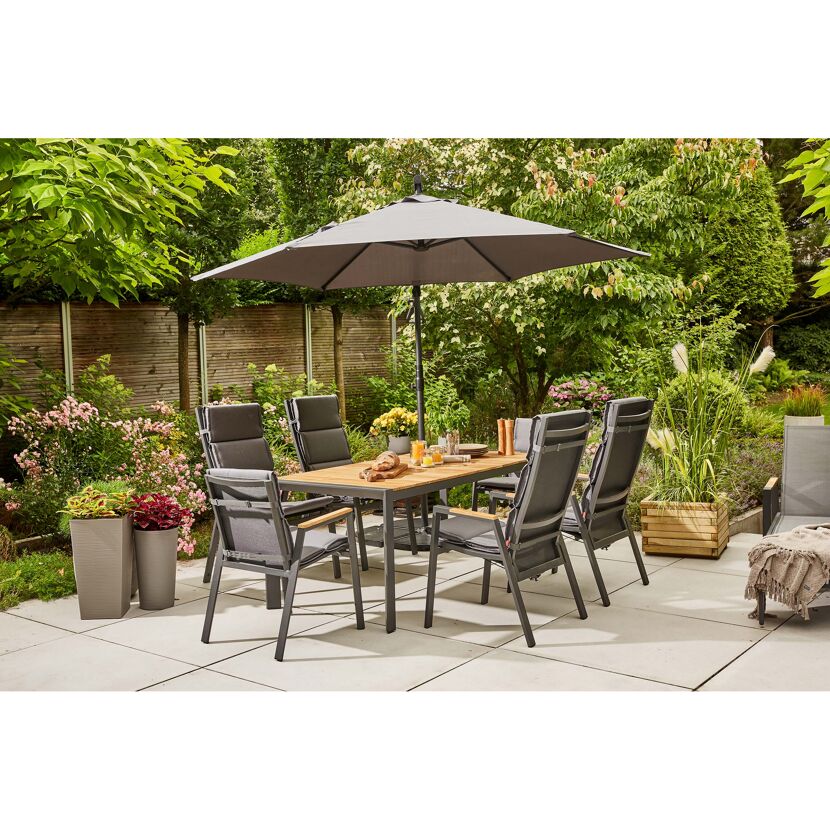 Gartenmöbel-Set mit Tisch, Stühlen und Sonnenschirm