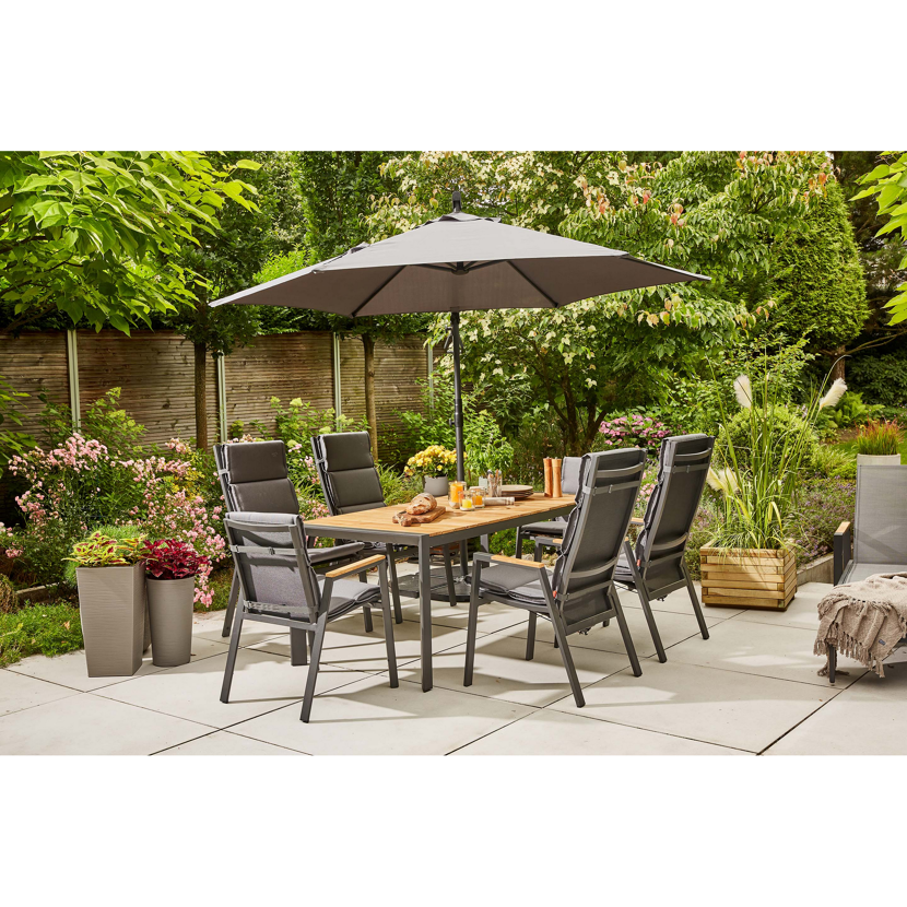 Gartenmöbel-Set mit Tisch, Stühlen und Sonnenschirm