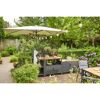 Gartenmöbel mit Sonnenschirm und Lichterkette