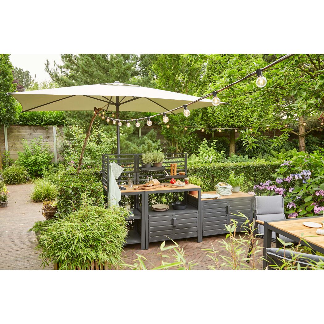 Gartenmöbel mit Sonnenschirm und Lichterkette