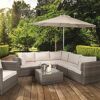 Gartenmöbel-Set mit Sonnenschirm auf einer Terrasse
