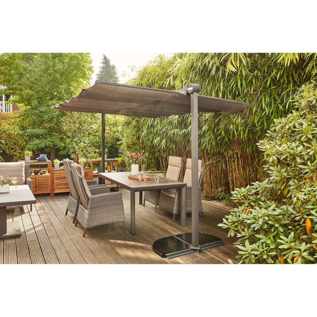 Schwarze Schirmmarkise Enna über Gartentisch