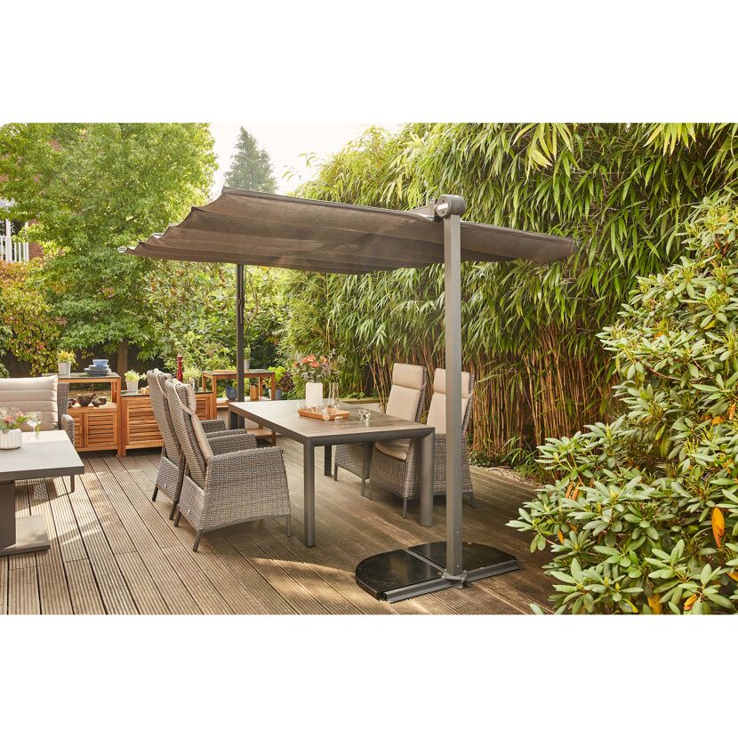 Schwarze Schirmmarkise Enna über Gartentisch
