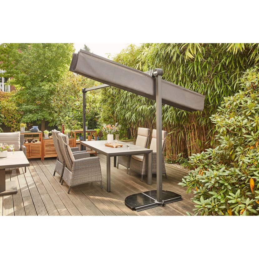 Freischwinger-Markise Enna über Gartentisch