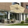 Beiger Sonnenschirm Venus über Gartenmöbeln