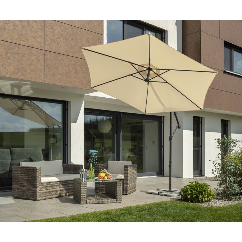 Beiger Sonnenschirm Venus über Gartenmöbeln