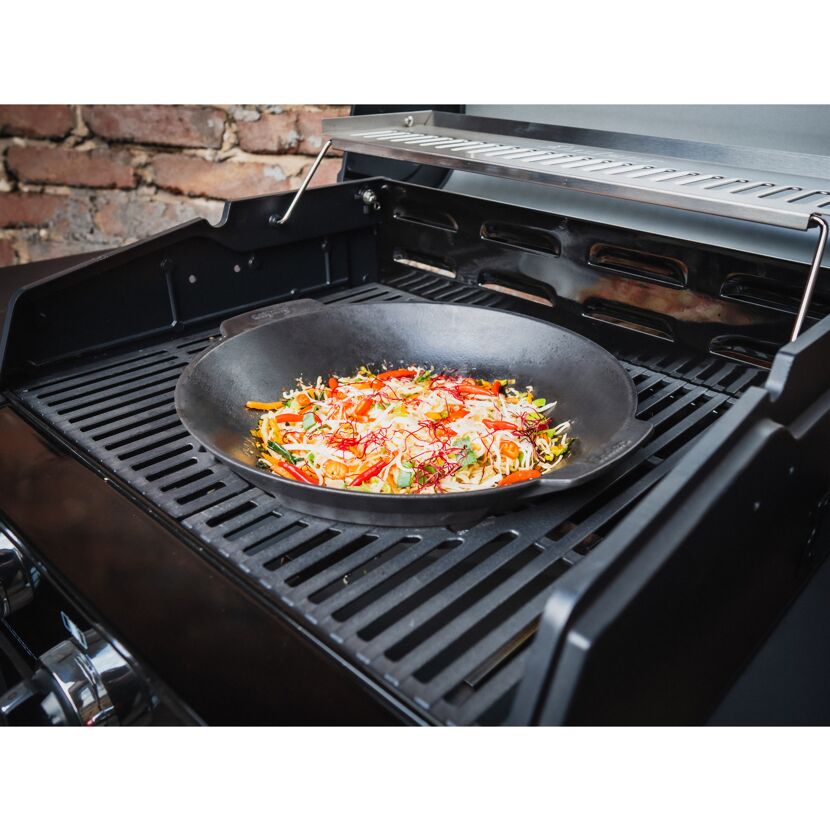 Gemüsepfanne im Wok auf dem Grill