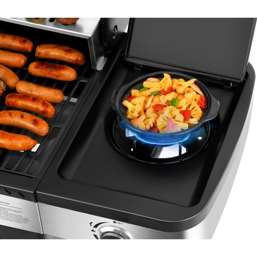 Gasgrill mit Grillgut und Seitenbrenner