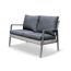 Zweisitzer Gartensofa mit grauen Kissen