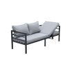 Graues Gartensofa mit drei Kissen