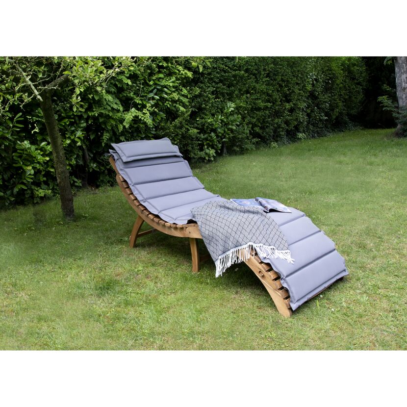 Holzliege mit grauer Auflage im Garten
