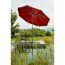 Roter Sonnenschirm und Gartenliege am Wasser
