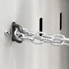 Metallkette sichert einen Terrassenheizer.