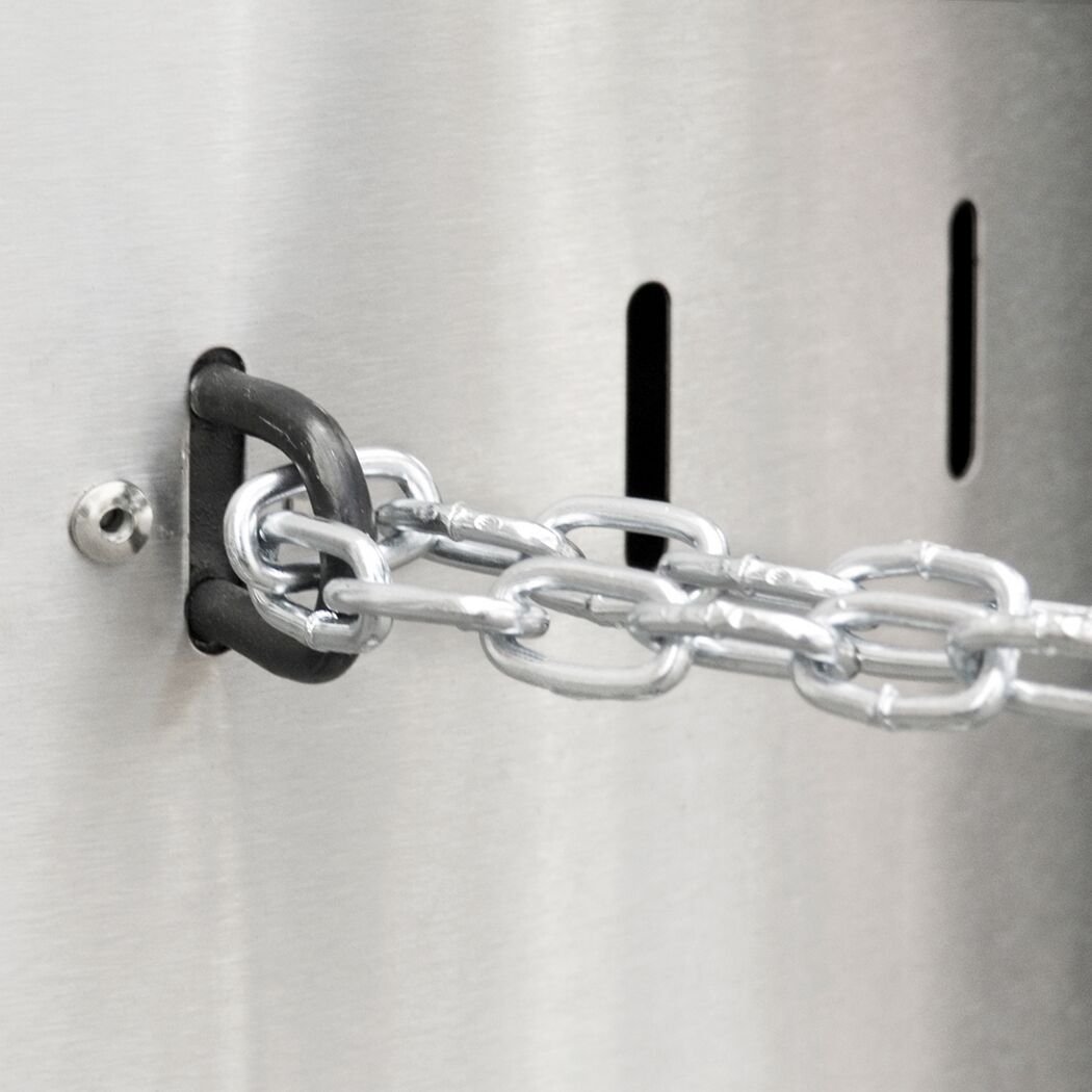 Metallkette sichert einen Terrassenheizer.