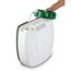 Eine Person gibt Ensan Green in eine mobile Toilette.