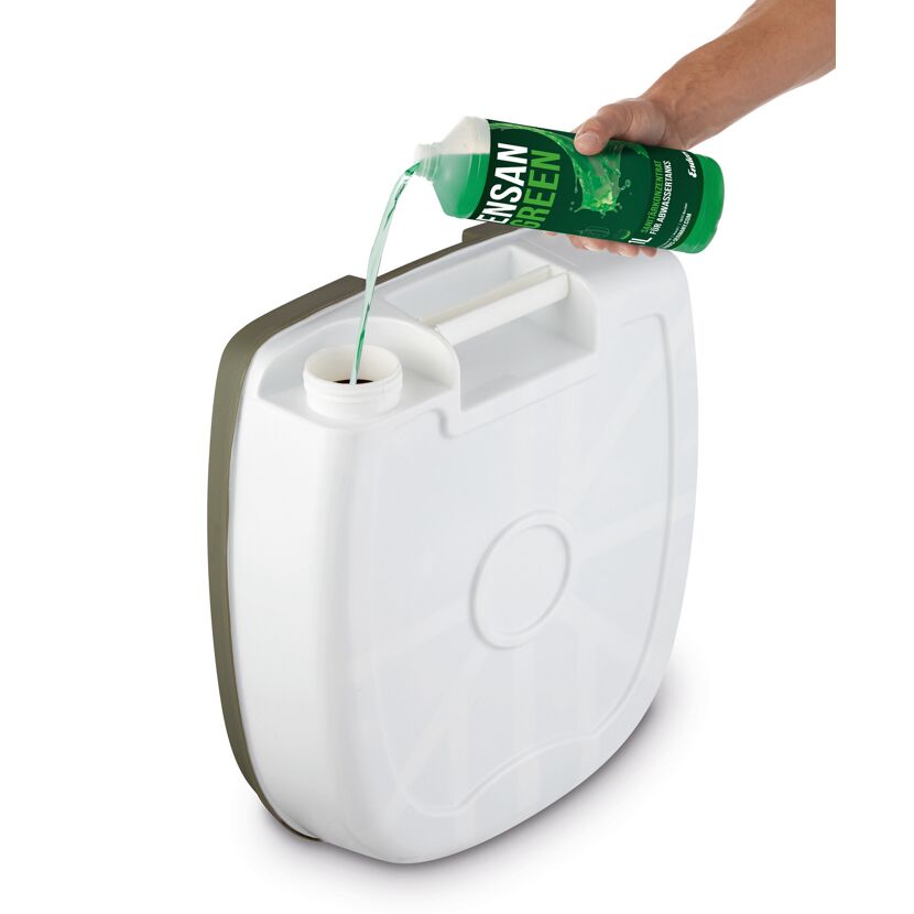 Eine Person gibt Ensan Green in eine mobile Toilette.