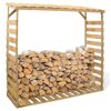 Holzstapel in einem Kaminholzunterstand