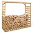 Holzstapel in einem Kaminholzunterstand