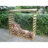 Holzstapel in einem Kaminholzunterstand