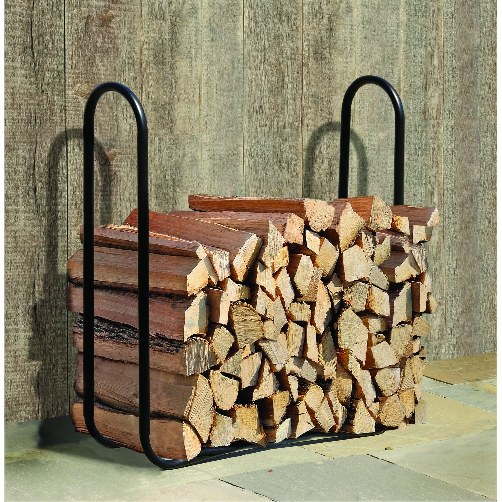 Schwarzes Kaminholzregal mit Kaminholz