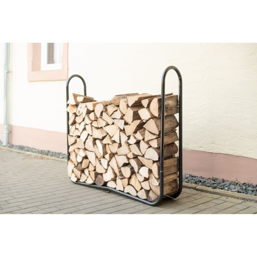 Schwarzes Kaminholzregal mit Brennholz