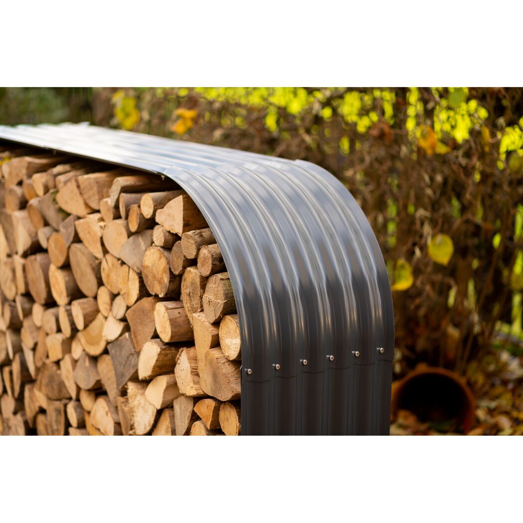 Kaminholzregal mit Brennholz