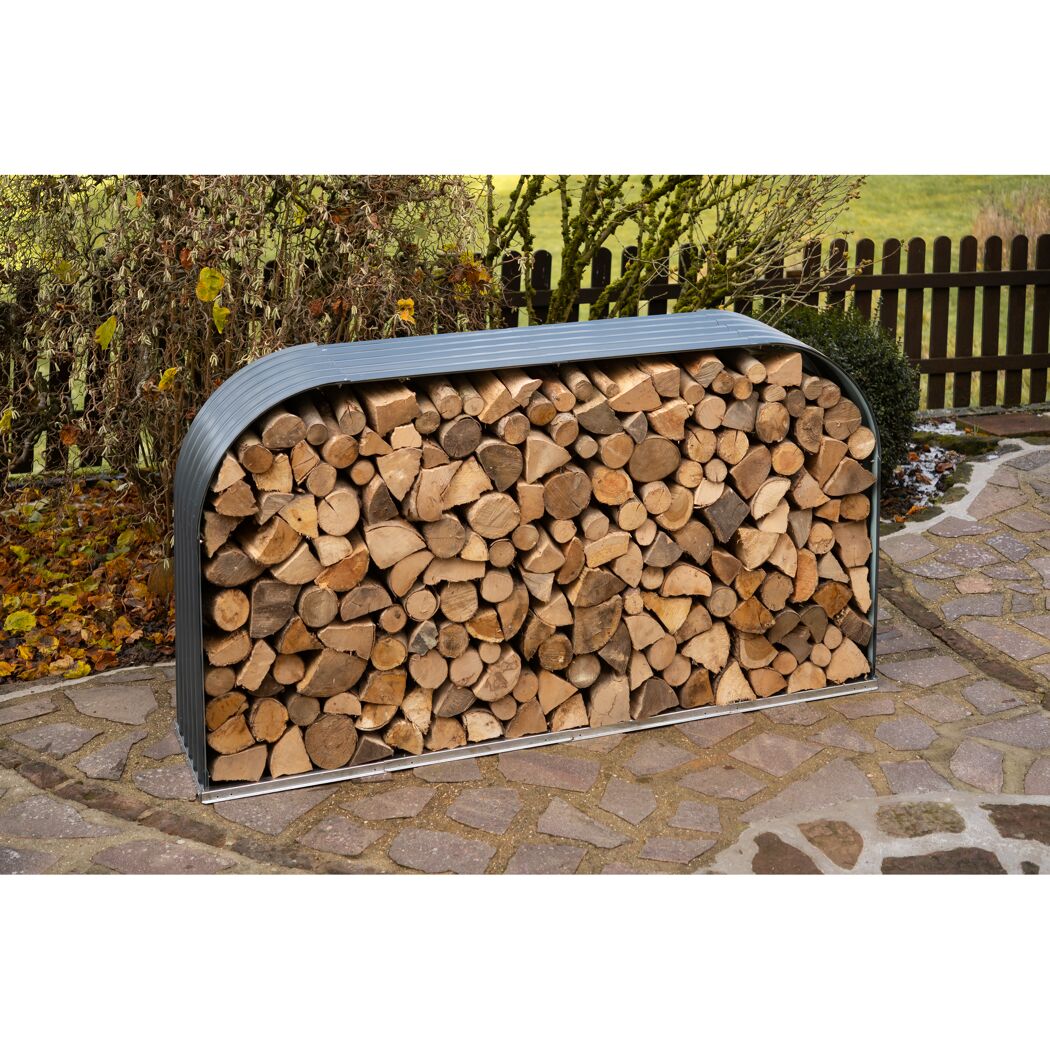 Holzstapel in einem Kaminholzregal