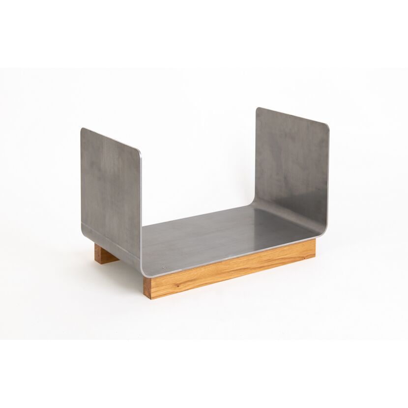 Metallregal mit Holzsockel